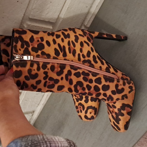 JustFab Yuki Animal Print Faux Suede Zip Up Boots. Size 6 - Picture 6 of 9